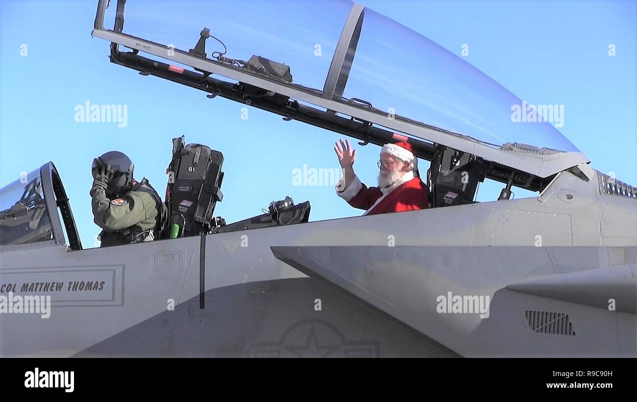 Ogni dicembre Babbo Natale visita il 173rd Fighter Wing, arrivando nel retro di un F-15 Eagle dopo davvero un lungo volo in dal polo nord, dove un istruttore pilota presi in prestito per lui il pomeriggio dai suoi elfi e la sig.ra Claus, Dicembre 2, 2018. Fa tutto parte dell'annuale per bambini festa di Natale che la base mette su per le famiglie dei suoi dipendenti. (U.S. Air National Guard Photo courtesy Tech. Sgt. Jefferson Thompson) Foto Stock