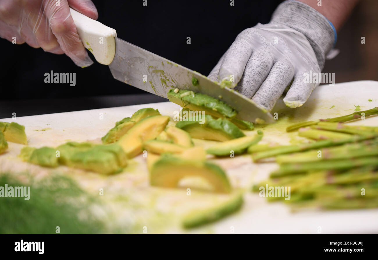 Avocado e finocchi sono ha rivelato come i due ingredienti segreti all'inizio dello Chef del trimestre cook-off della concorrenza a Raider Café su Ellsworth Air Force Base, S.D., Dic 18, 2018. I concorrenti sono tenuti a incorporare i due ingredienti speciali nel loro piastre mentre aderiscano al tema della "brunch." (U.S. Air Force foto di Airman 1. Classe Christina Bennett) Foto Stock