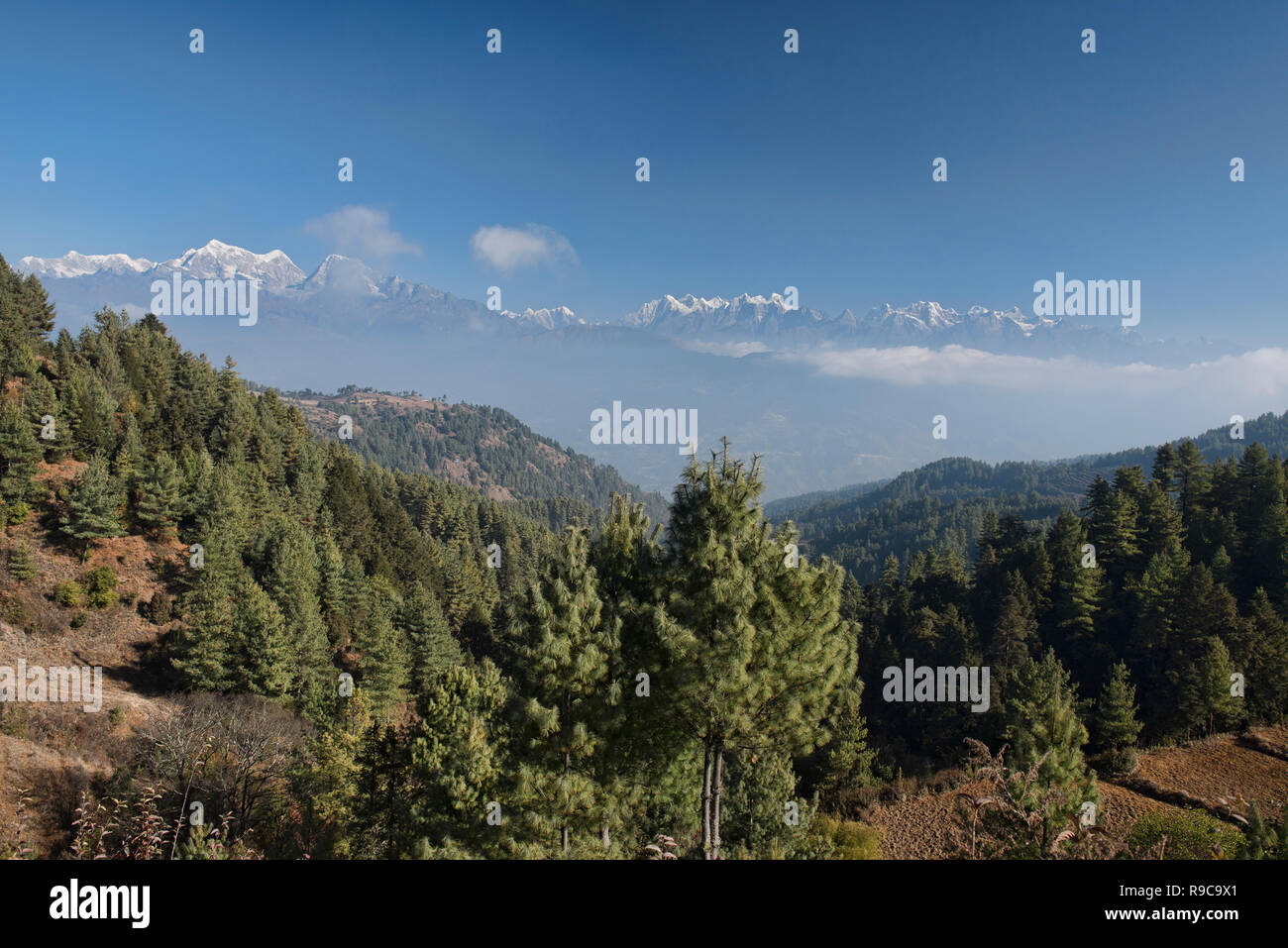 Il monte Everest e la alta Himalaya visto dalla strada a Salleri, Khumbu, in Nepal Foto Stock