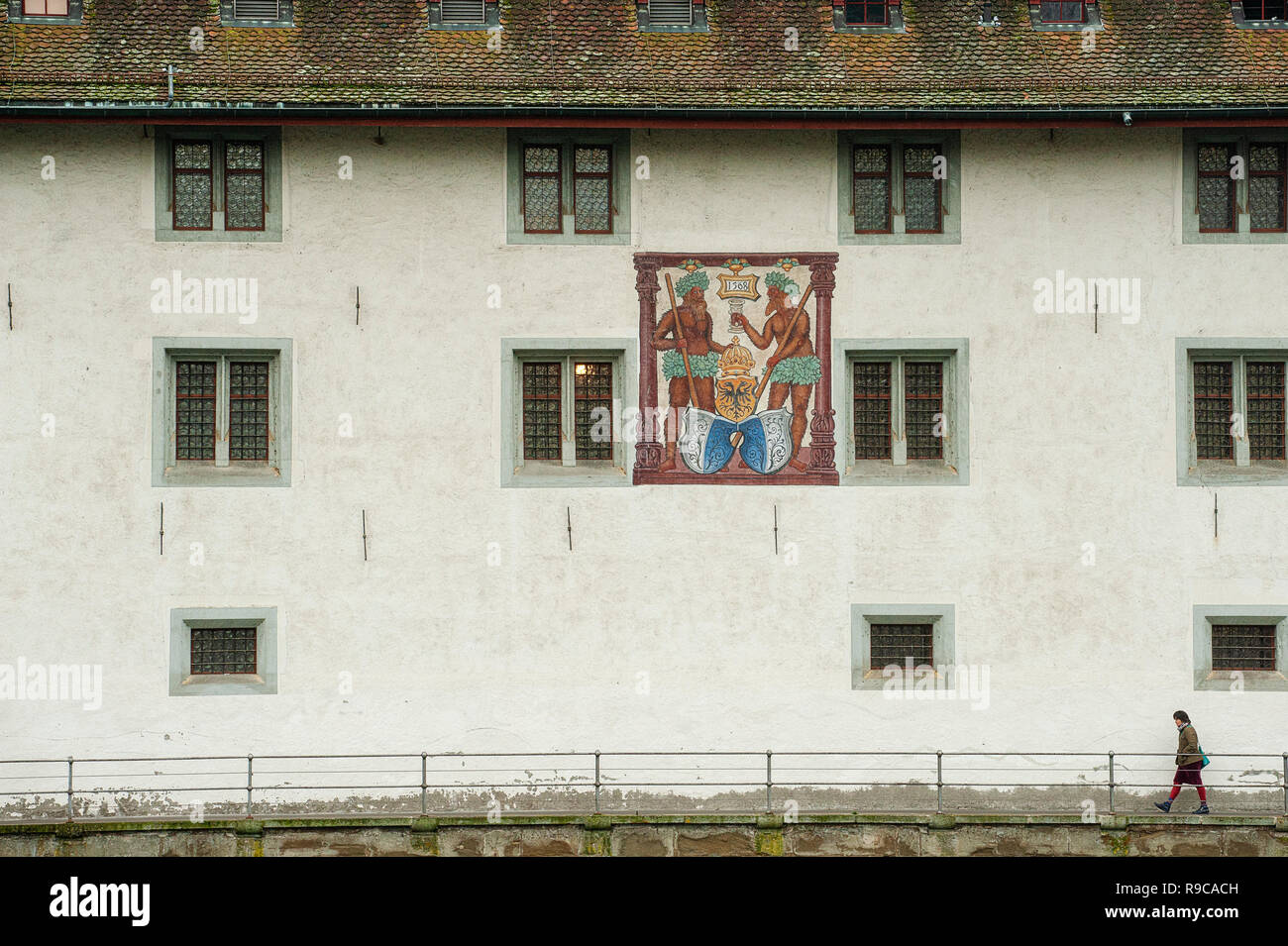 Gli affreschi sulla parete del Historisches Museum Luzern a Lucerna, Svizzera Foto Stock