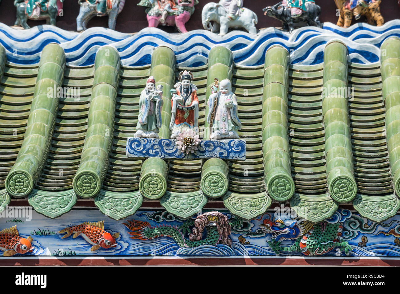 Santuario cinese il tetto in Penang, Malaysia. Hok Lok Siew. dèi dei three​ qualità di prosperità (Fu), lo stato (Lu), e longevità. Foto Stock