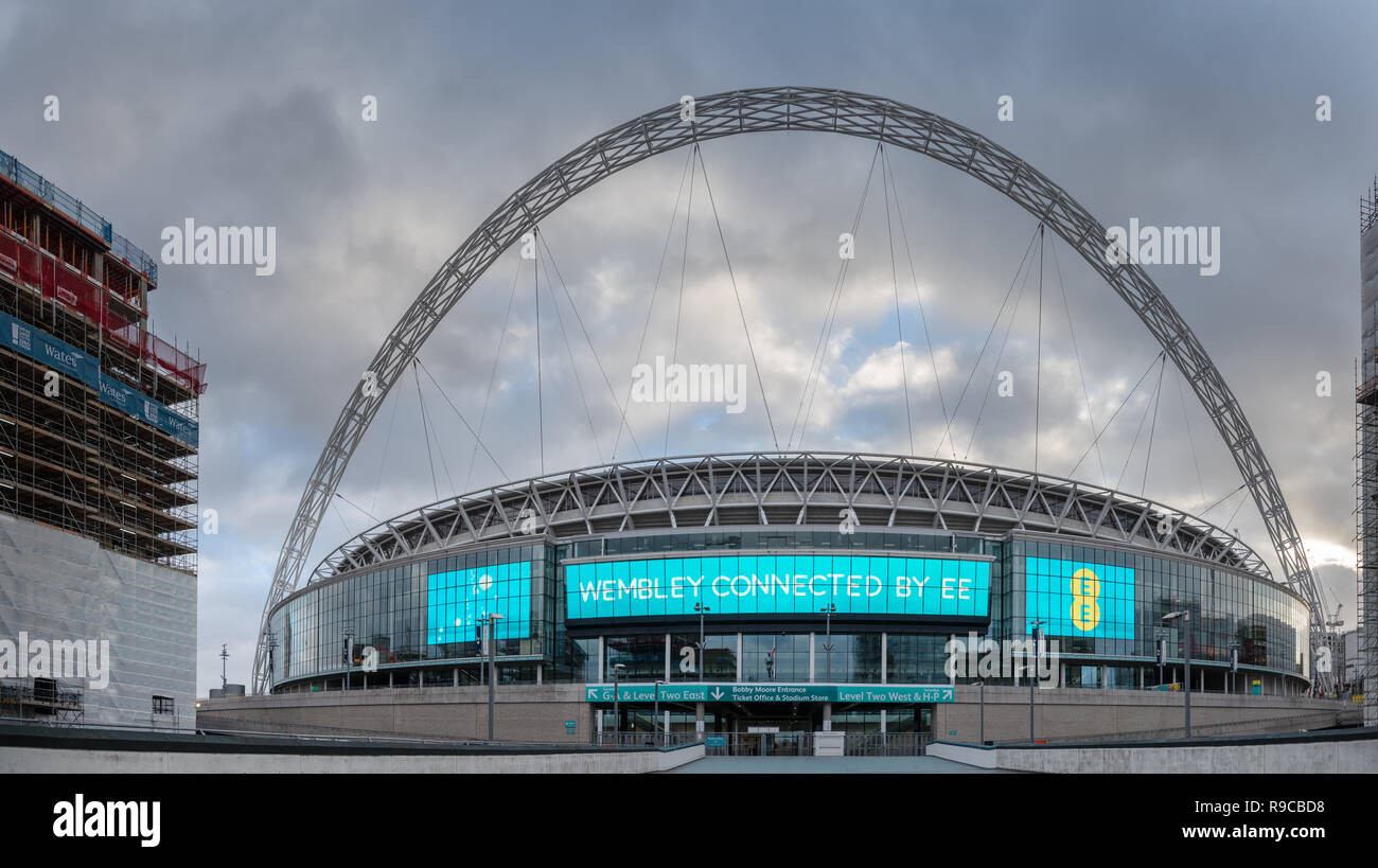 Lo stadio di Wembley, Londra visto dal modo di Wembley. Aperto nel 2007, sul sito originale del Wembley Stadium. Anche casa temporanea del Tottenham Hotspur Foto Stock