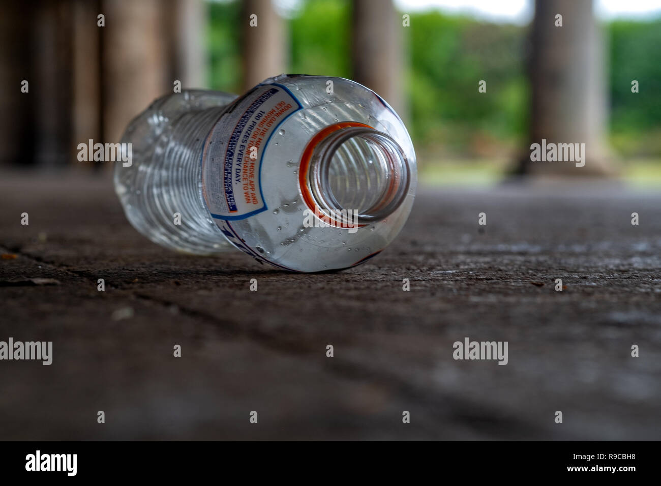 Oggetti in plastica lavati fino in spiaggia o in strada Foto Stock