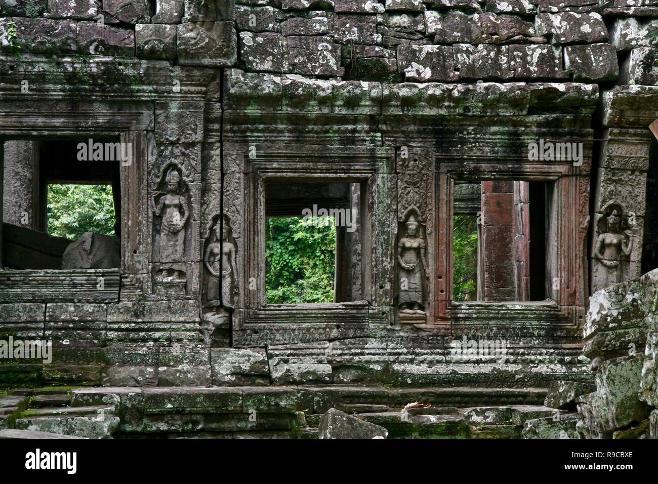 Una linea di Windows in un antico tempio rovina nella giungla della Cambogia Foto Stock