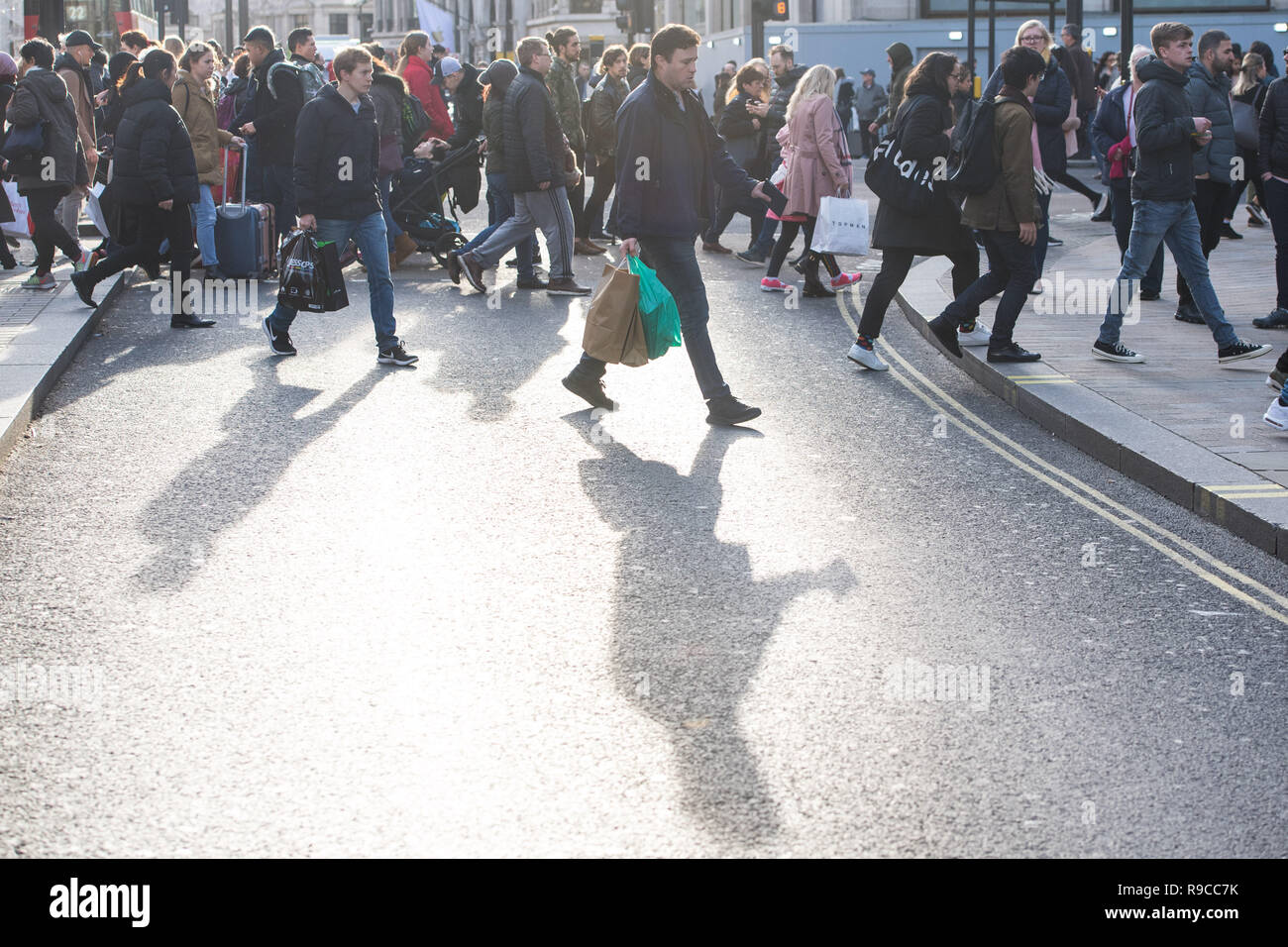 Gli amanti dello shopping di Oxford Street nel centro di Londra, su 'Super sabato", il finale del sabato prima di Natale. Foto Stock