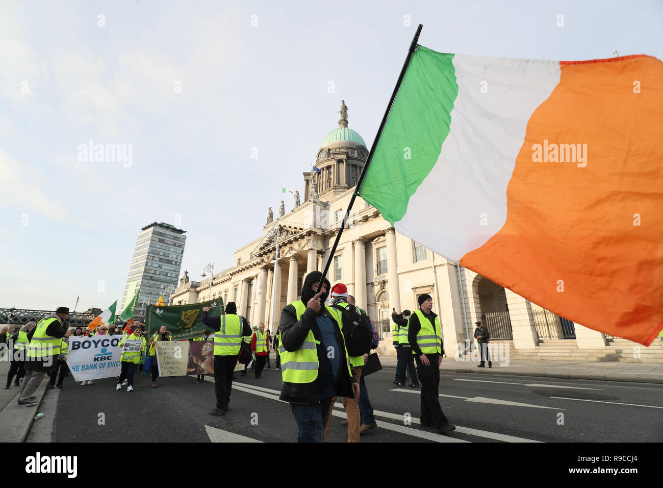 Gli attivisti dal Giubbotto giallo Irlanda al di fuori di Custom House a Dublino durante una manifestazione di protesta contro il governo irlandese a registrare su una gamma di questioni sociali, tra cui la crisi abitativa e di recente gli sfratti. Foto Stock