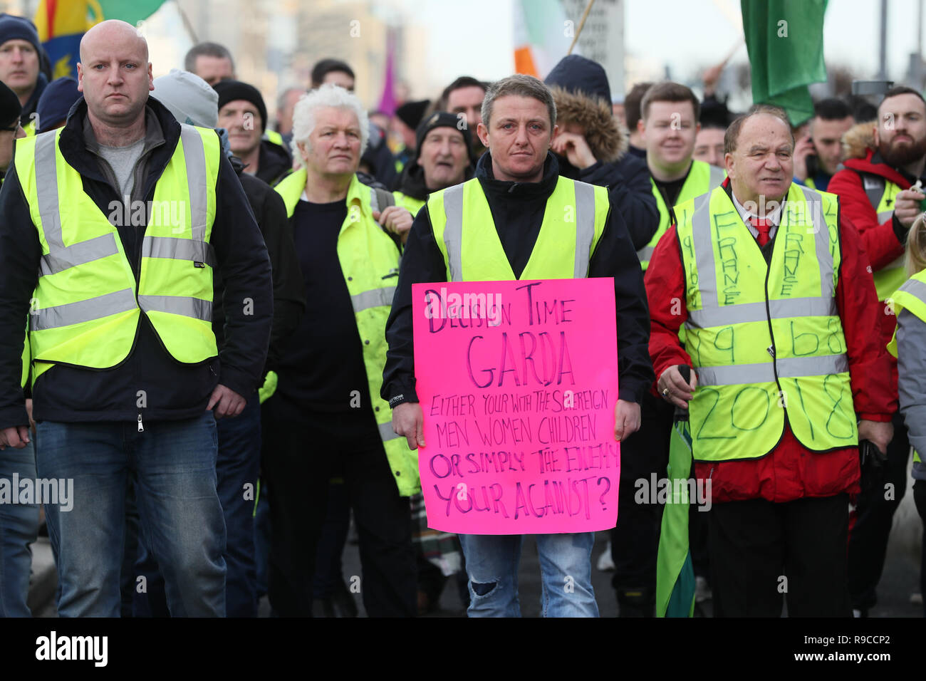 Gli attivisti dal Giubbotto giallo Irlanda a Dublino durante una manifestazione di protesta contro il governo irlandese a registrare su una gamma di questioni sociali, tra cui la crisi abitativa e di recente gli sfratti. Foto Stock