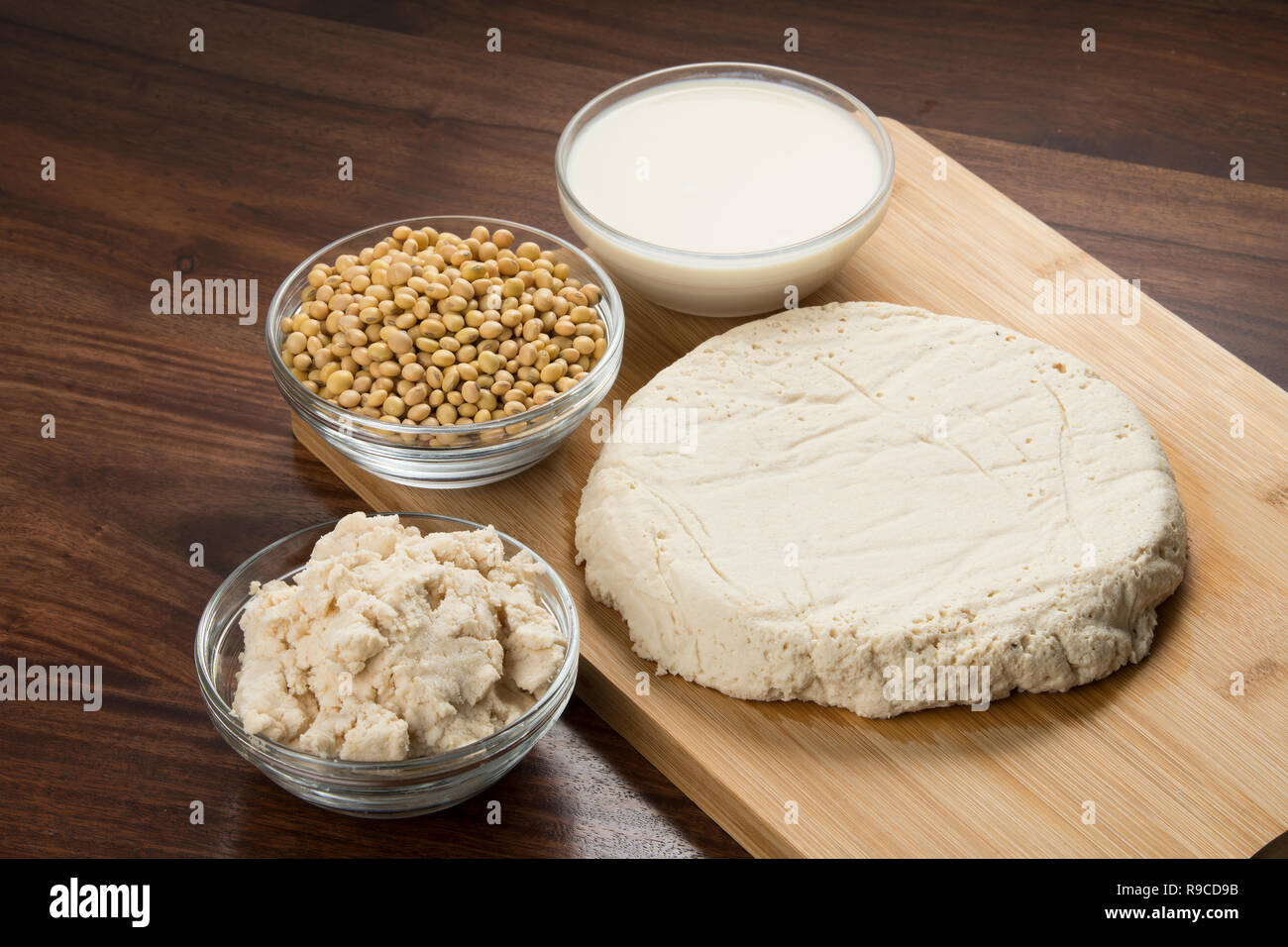 Food : bocce di latte di soia, i fagioli di soia,polpa di soia e il tofu isolato su sfondo di legno Foto Stock