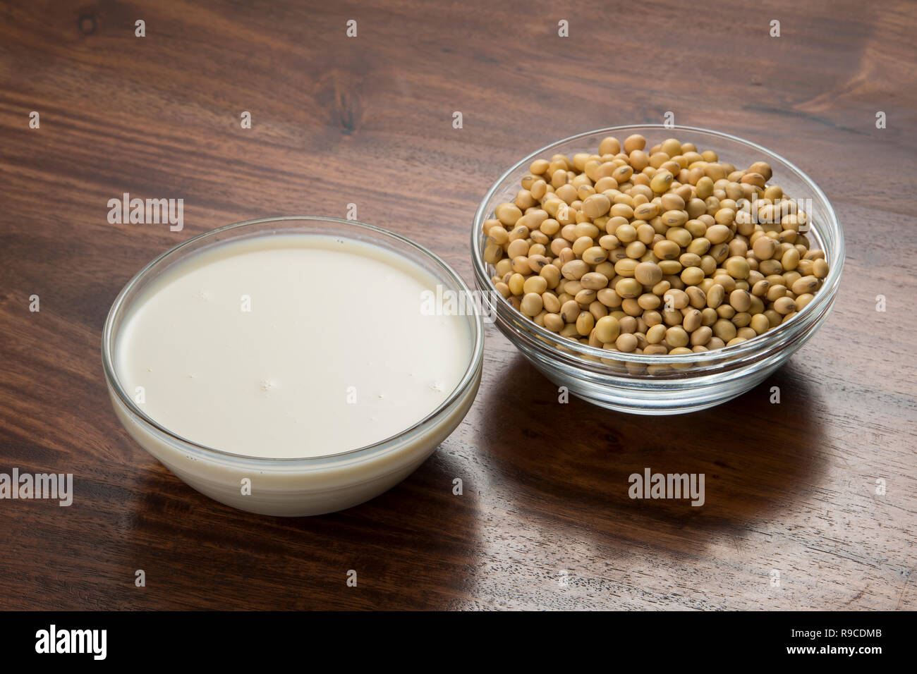 Food : bocce di latte di soia e semi di soia isolata su sfondo di legno Foto Stock