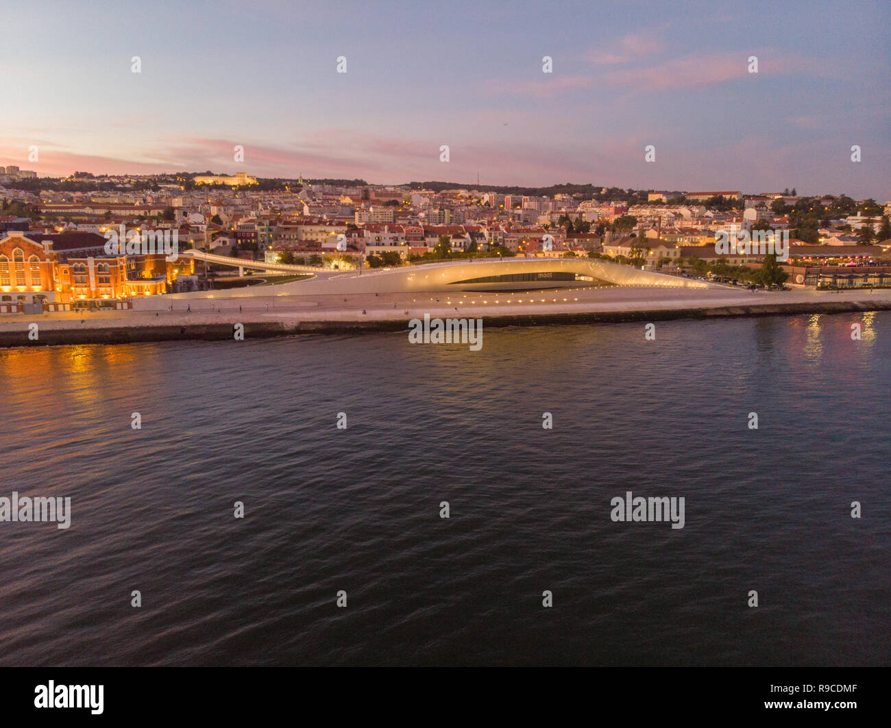 Vista del museo MAAT a Lisbona dal fiume Tago al tramonto Foto Stock