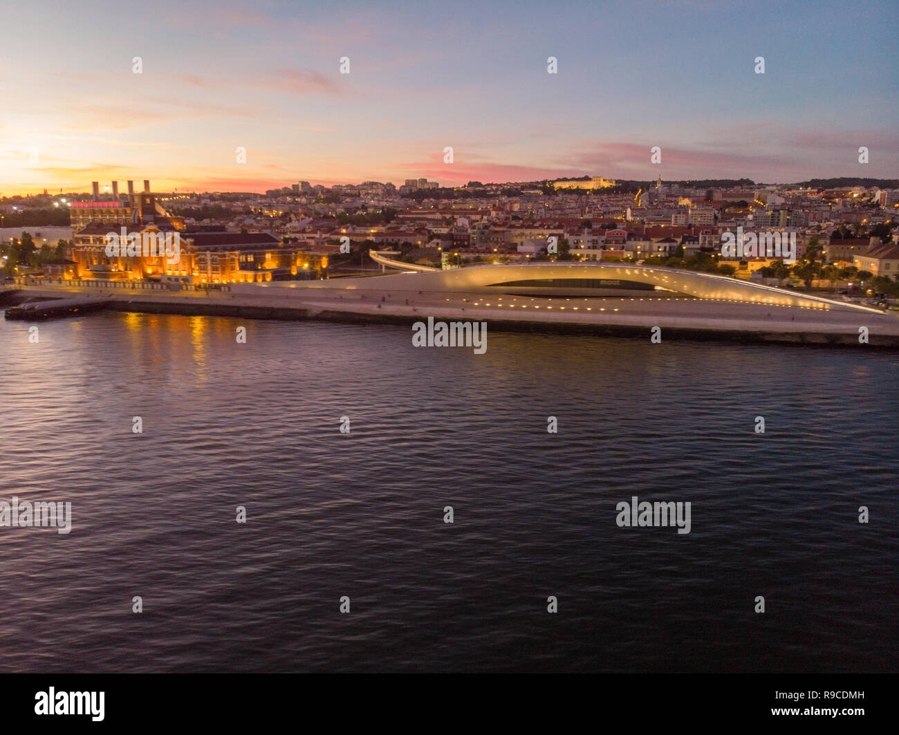 Vista del museo MAAT a Lisbona dal fiume Tago al tramonto Foto Stock