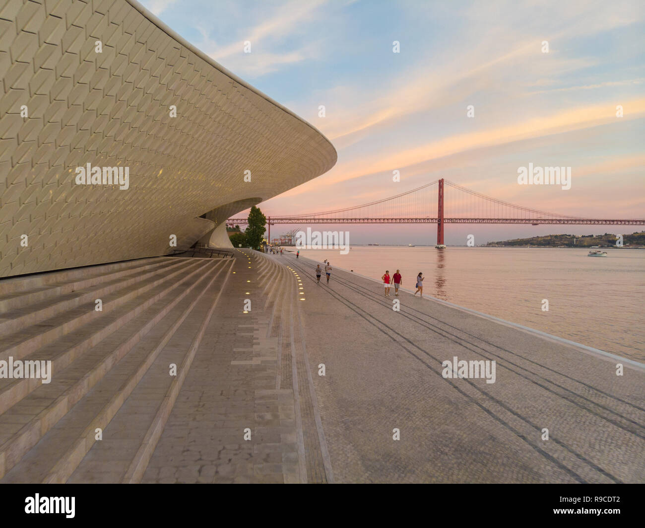 Vista del museo MAAT da Amanda Levete a Lisbona, Portogallo Foto Stock
