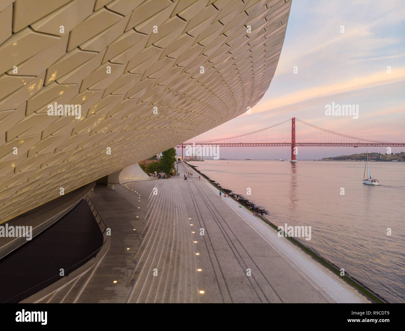 Vista del museo MAAT da Amanda Levete a Lisbona, Portogallo Foto Stock