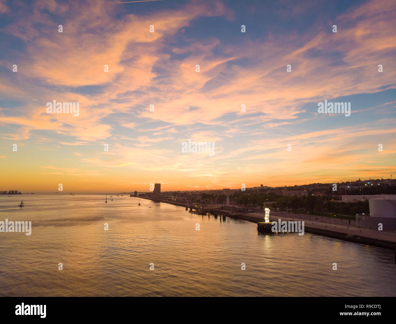 Vista del fiume Tagus vicino al museo MAAT da Amanda Levete a Lisbona, Portogallo Foto Stock