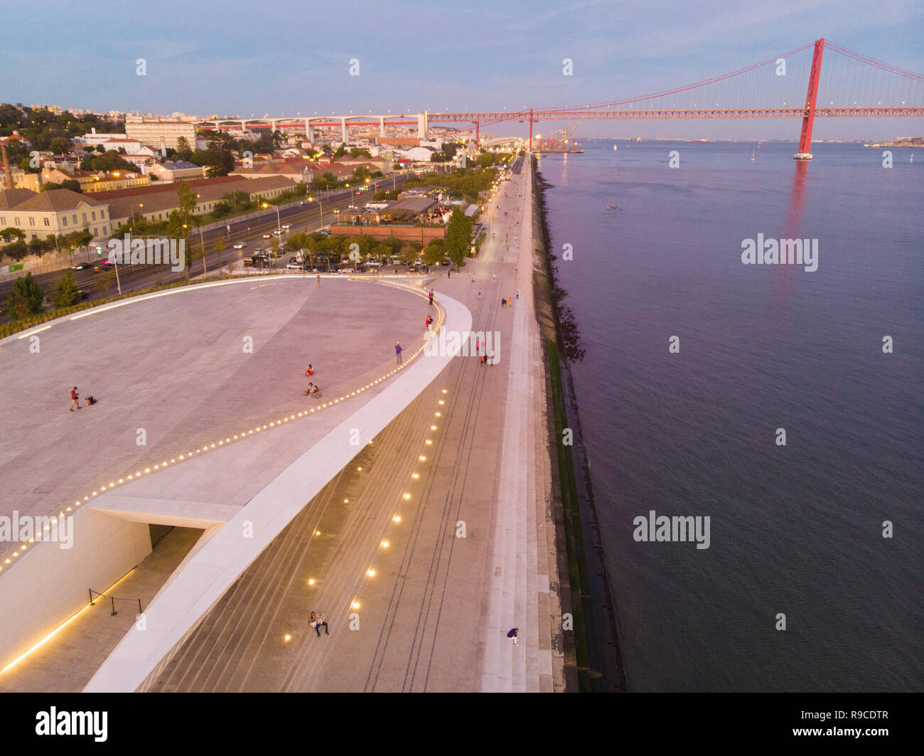 Vista del museo MAAT da Amanda Levete a Lisbona, Portogallo Foto Stock