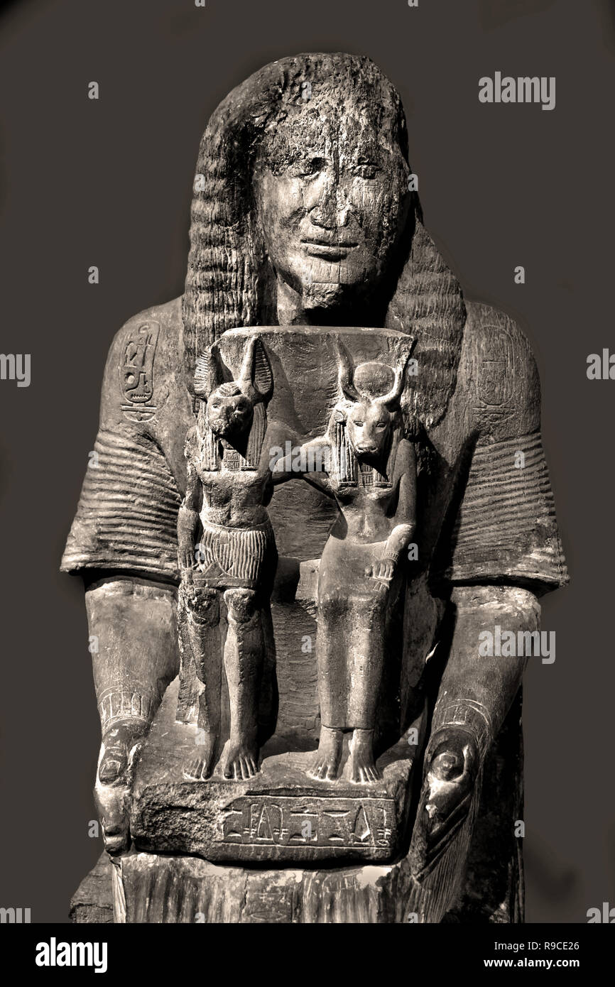 Posti a sedere; Anubis; Hathor; Angeriae, calcare 130 cm, 500 kg Periodo: Nuovo Impero; XIX dinastia, Egitto, egiziano. Foto Stock
