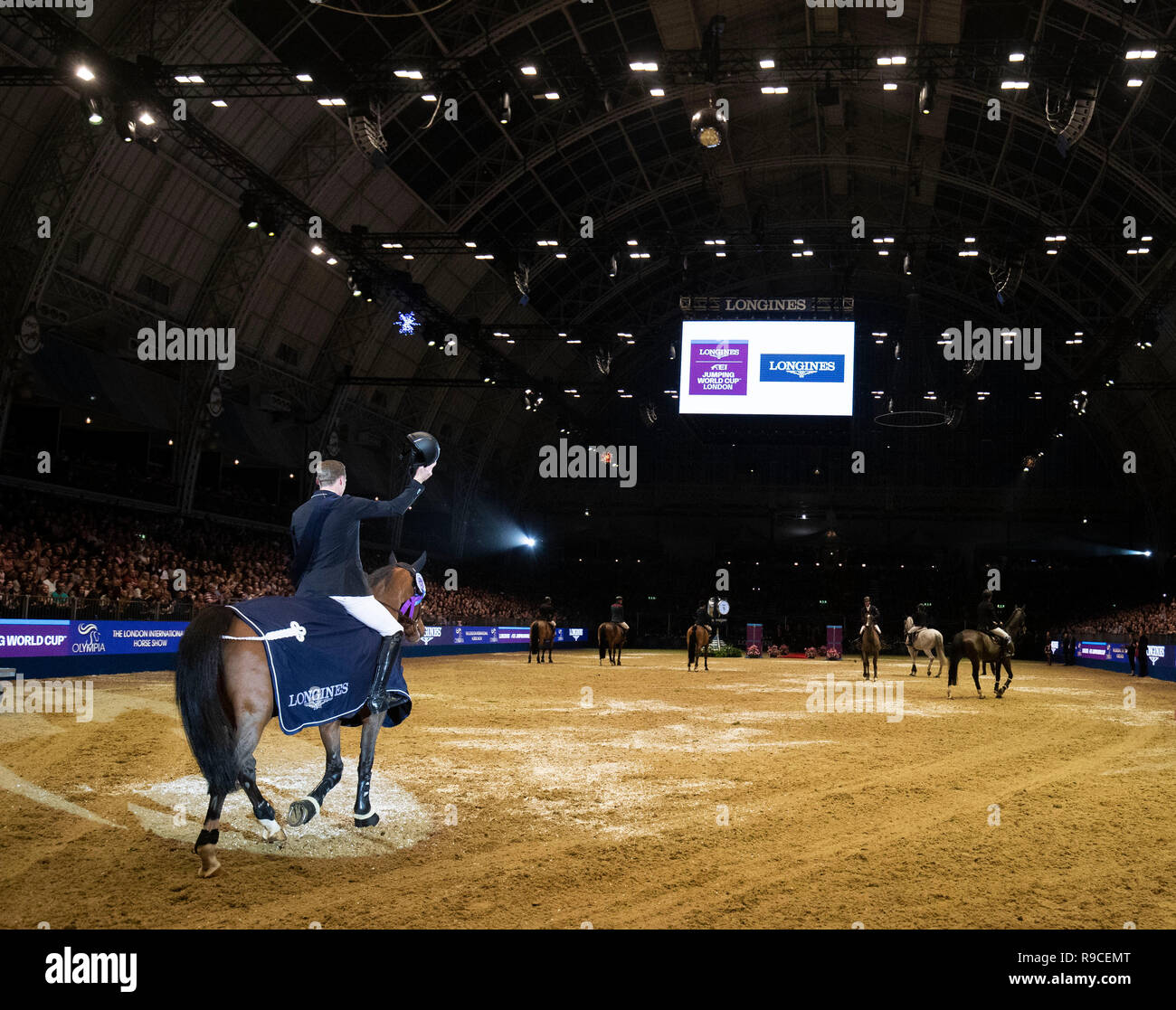 Gran Bretagna William Whitaker Utamaro equitazione D Ecaussines vince il Longines FEI Jumping World Cup durante il giorno sei del London International Horse Show a Olympia di Londra. Foto Stock