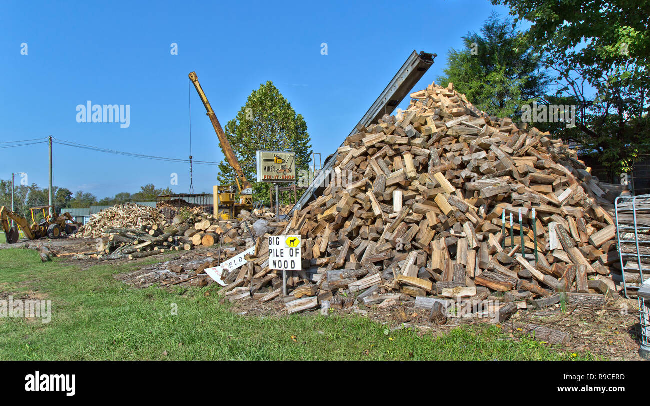 Impilati tagliati & slplit 'Oak' legna da ardere per la vendita, trasportatore, Mike's Fix - It - Shop. Foto Stock