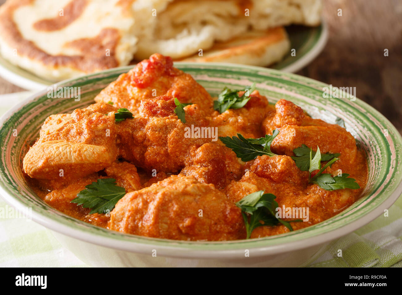 Delizioso caldo Karhai indiano pollo in salsa piccante di close-up servito fresco con pane naan sul tavolo orizzontale. Foto Stock