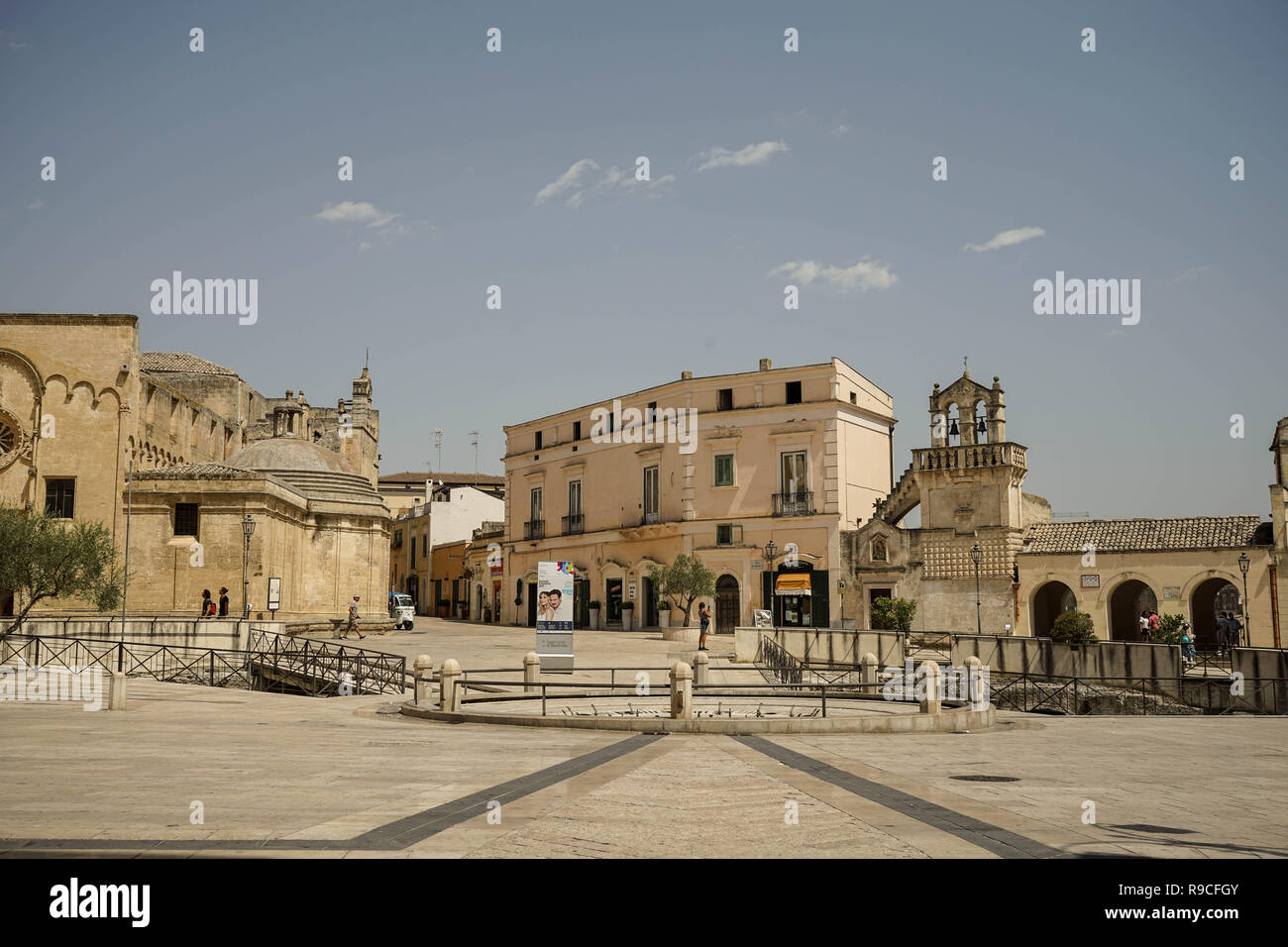 Square sopra le lunghe Palombaro: il vecchio serbatoio d'acqua sotterraneo. Piazza Vittorio Veneto. Matera, Basilicata - Italia Foto Stock