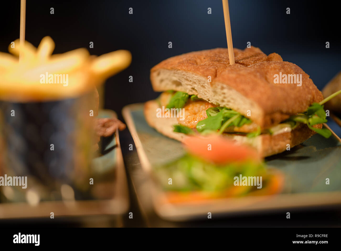 Club Sandwich con patate fritte Foto Stock