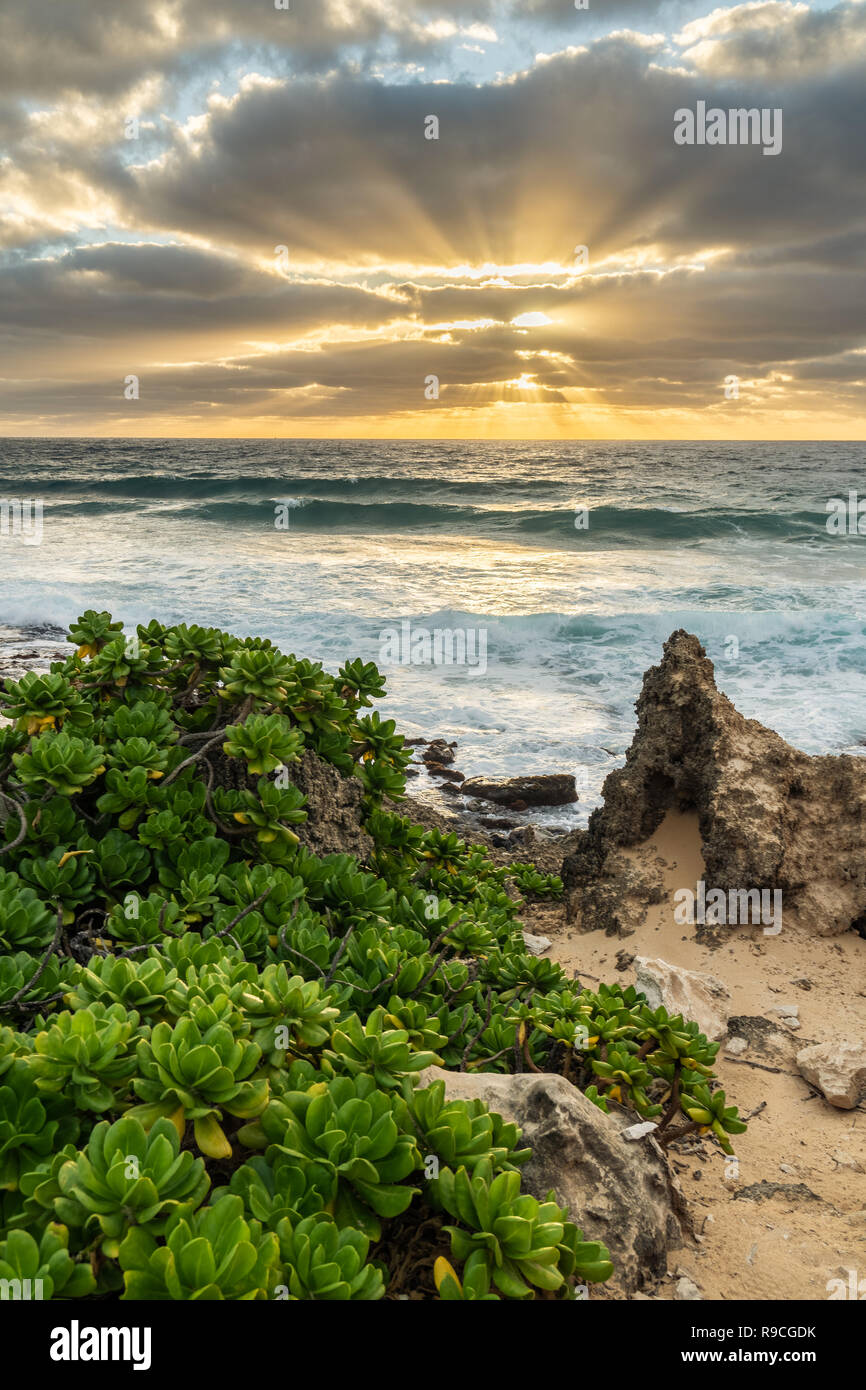 Raggi di Dio creato da nuvole che coprono il sole a Makawehi Bluff, Kauai, Hawaii Foto Stock