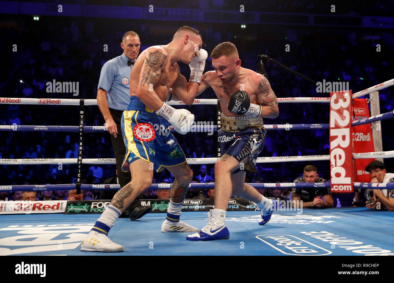 Josh Warrington (sinistra) e Carl Frampton in azione nel mondo piuma campionato a Manchester Arena. Foto Stock