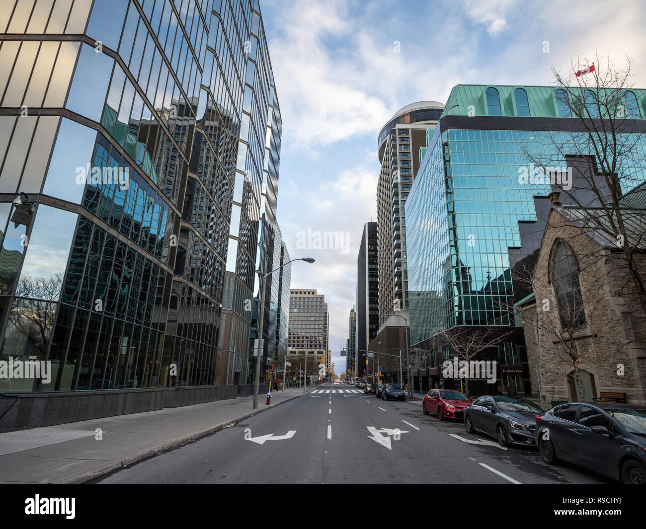 OTTAWA, Canada - 10 novembre 2018: Strada del CBD di Ottawa con edifici della skyline di Ottawa, torri e grattacieli di uffici. Ottawa è un ma Foto Stock