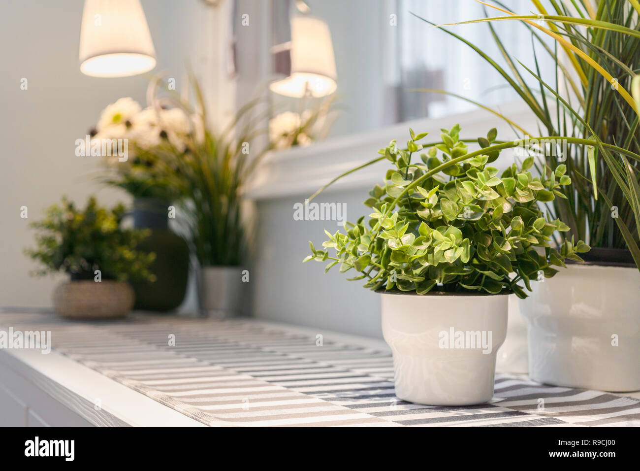 Fiori artificiali Vaso decoro in soggiorno moderno. Dettagliata di  soggiorno moderno design interno con piante artificiali in vasi da fiori  Foto stock - Alamy