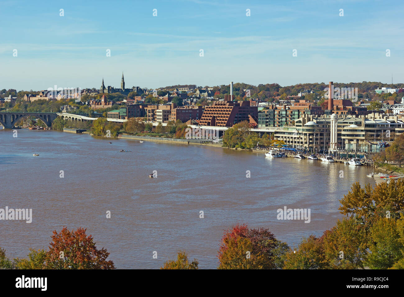 Georgetown parco e lungo il fiume waterfront di Washington DC, Stati Uniti d'America in autunno. Bellissimo paesaggio del Fiume Potomac vicino Key Bridge in noi il capitale. Foto Stock