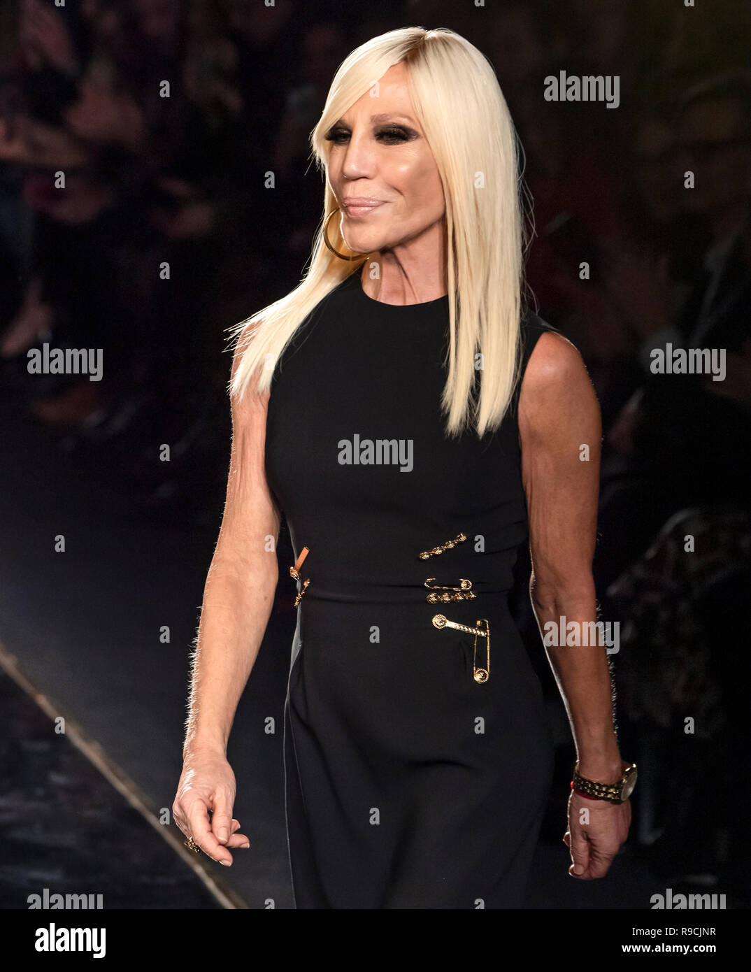 NEW YORK, NY - Dicembre 02, 2018: Donatella Versace passeggiate la pista al  Versace Pre-Fall 2019 Pista Visualizza Foto stock - Alamy