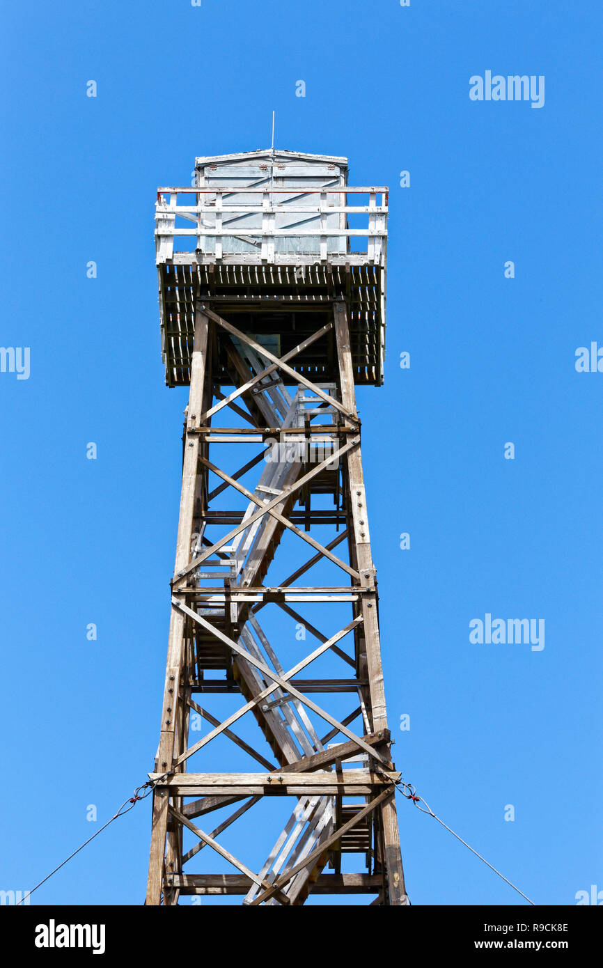 42,896.03786 closeup vicino la porzione superiore del centro storico di Frazier Lookout forest fire tower, Malheur National Forest, cielo blu di sfondo, Oregon USA Foto Stock