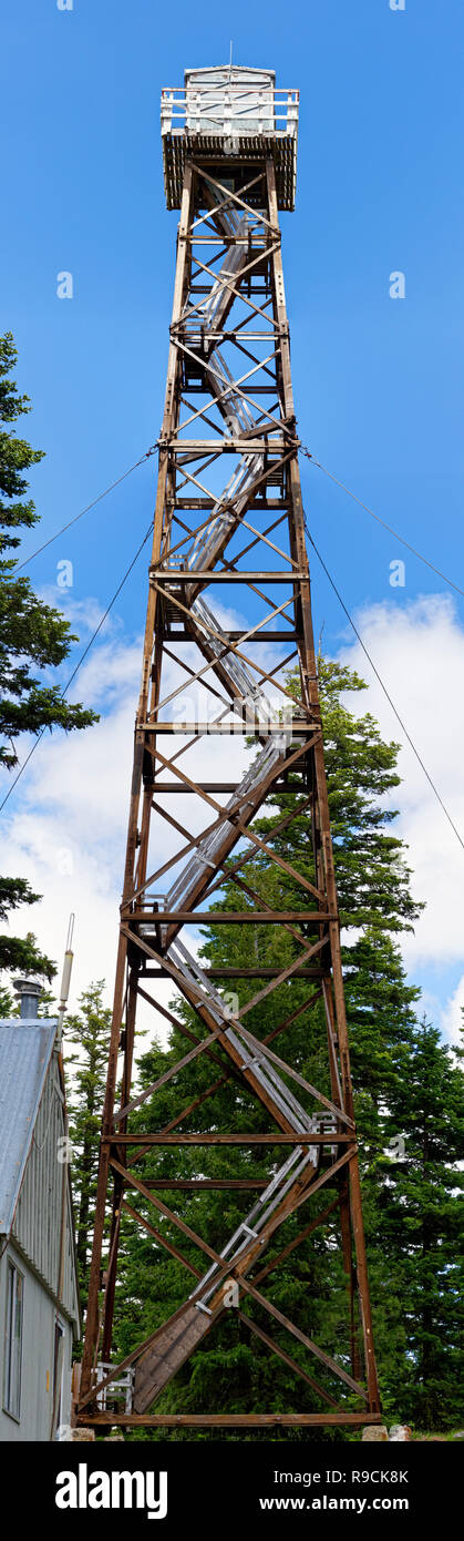 42,896.03786 closeup vicino la porzione superiore del centro storico di Frazier Lookout forest fire tower, Malheur National Forest, cielo blu di sfondo, Oregon USA Foto Stock