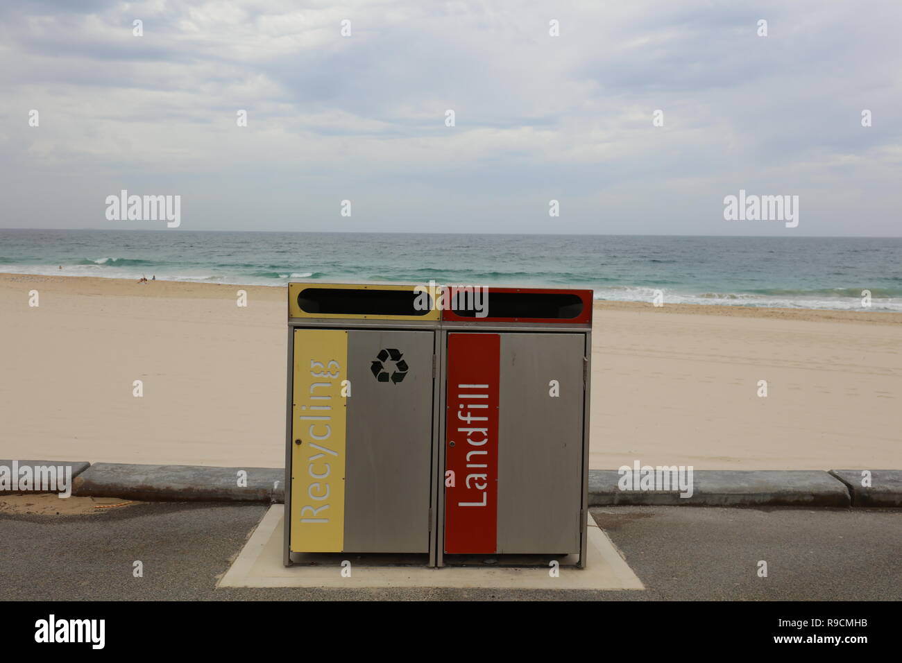 Grandi contenitori di riciclaggio sulla spiaggia di City Beach, Perth, Western Australia, per mantenere le spiagge e Oceano Indiano pulito di plastica e altri detriti. Foto Stock