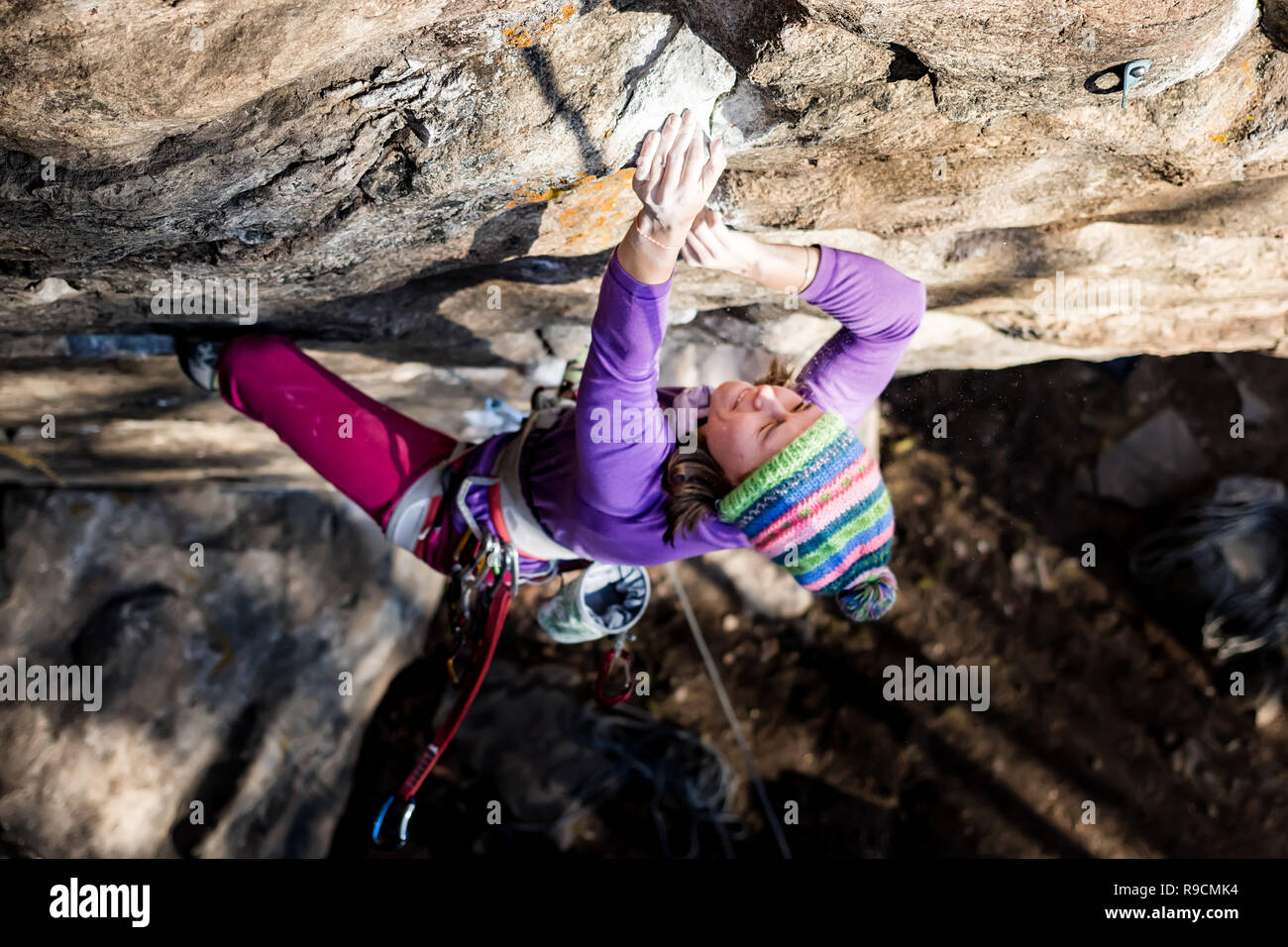 Ragazza rocciatore arrampicate su roccia con la assicurazione inferiore di  uomini in abiti colorati e un cappello in autunno Foto stock - Alamy