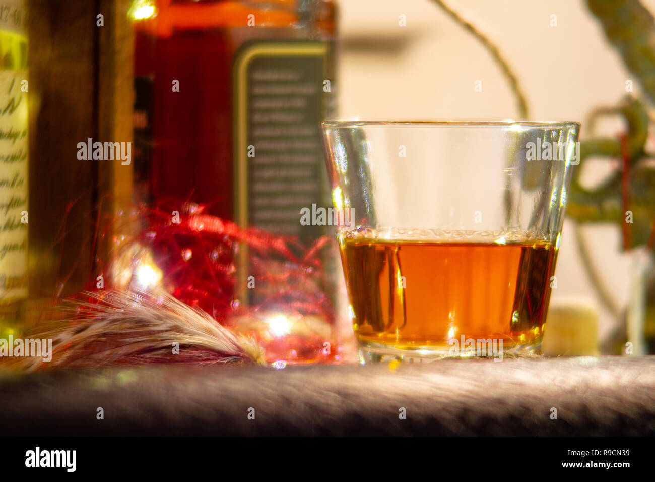 Un incredibile livello di occhio la foto del prodotto di un bicchiere di Whiskey Foto Stock