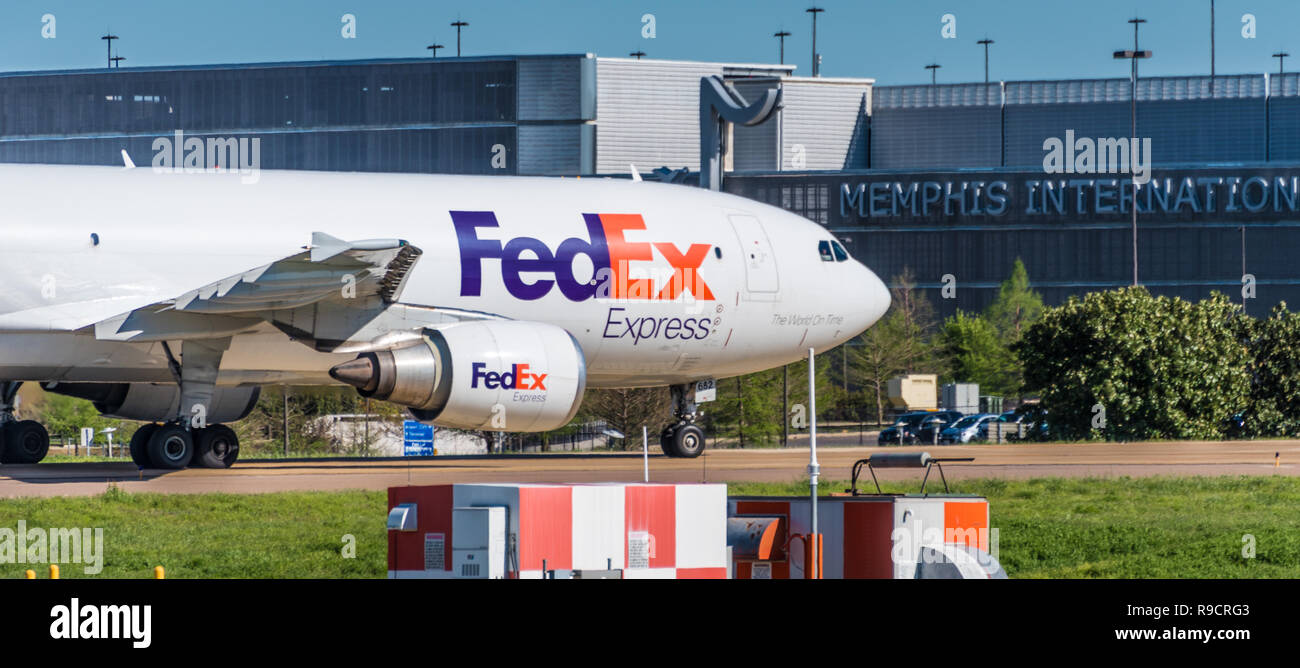 FedEx Express cargo jet all'Aeroporto Internazionale di Memphis a Memphis, Tennessee. (USA) Foto Stock