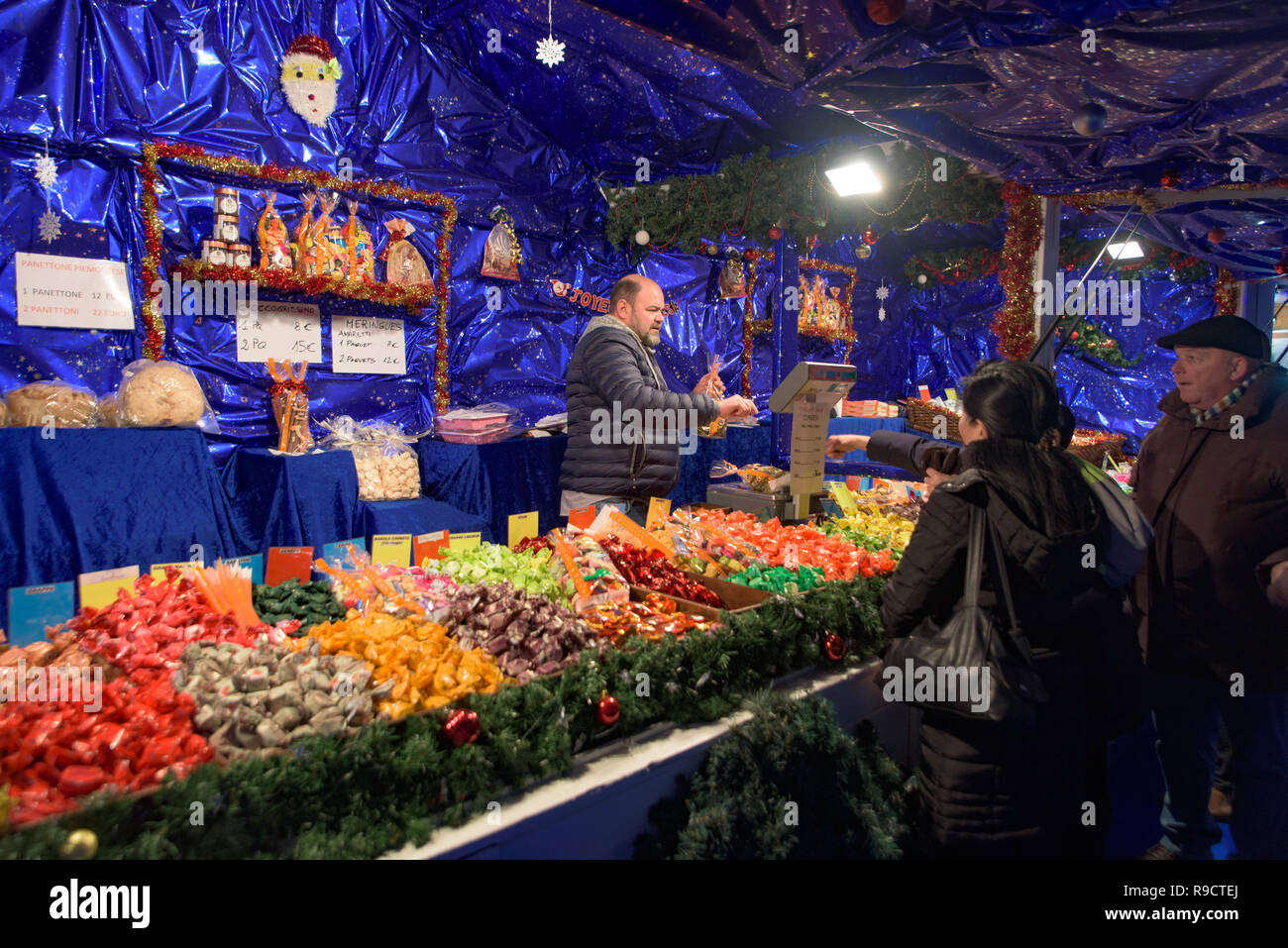 Il cibo e il dolce si spegne nel 2018 Mercatino di Natale in Giardini Tuileries, Parigi, Francia Foto Stock