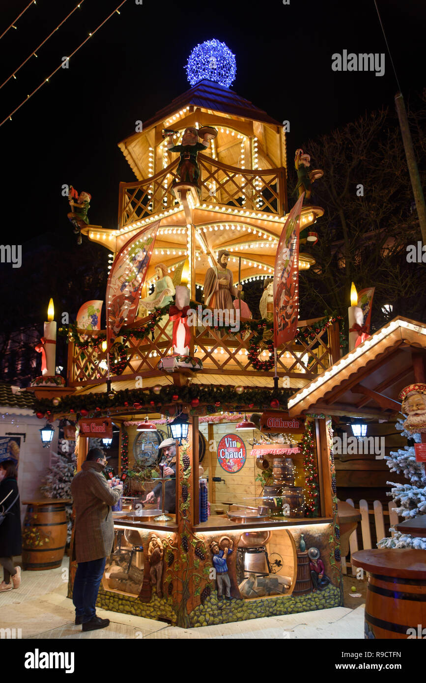 Vino caldo (vin chaud) stallo in 2018 Mercatino di Natale in Giardini Tuileries, Parigi, Francia Foto Stock