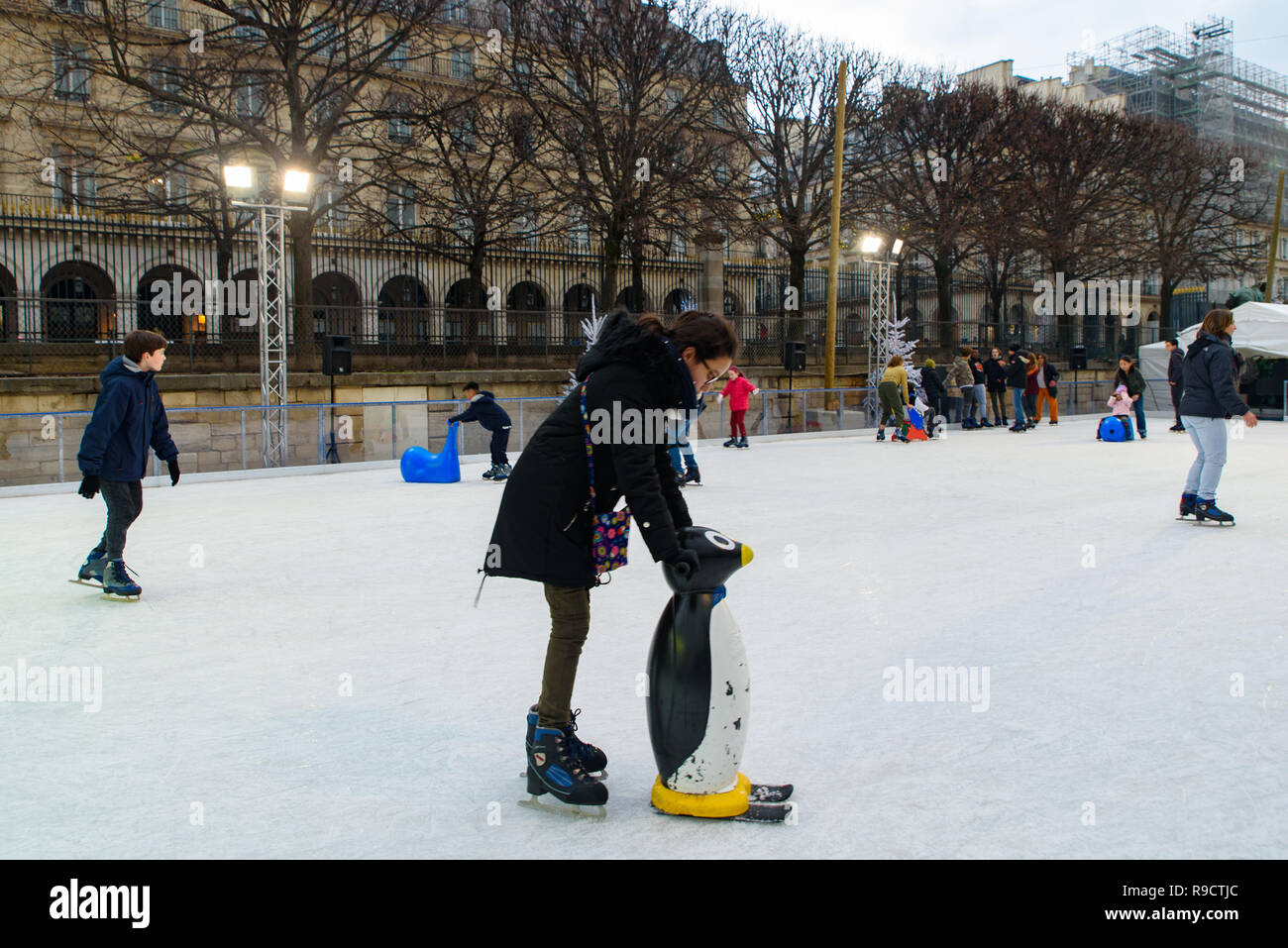 Pista di pattinaggio su ghiaccio nel mercato di Natale in Giardini Tuileries, Parigi, Francia Foto Stock