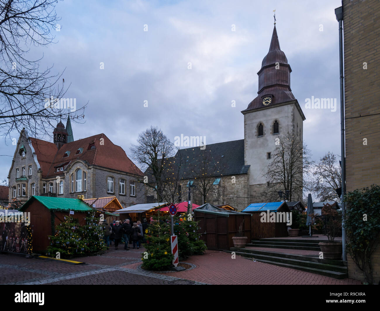 Melle, Osnabrueck Terra, Bassa Sassonia, Germania - 9 Dicembre 2018: vista sul mercato di Natale, la chiesa e il municipio in Melle Foto Stock