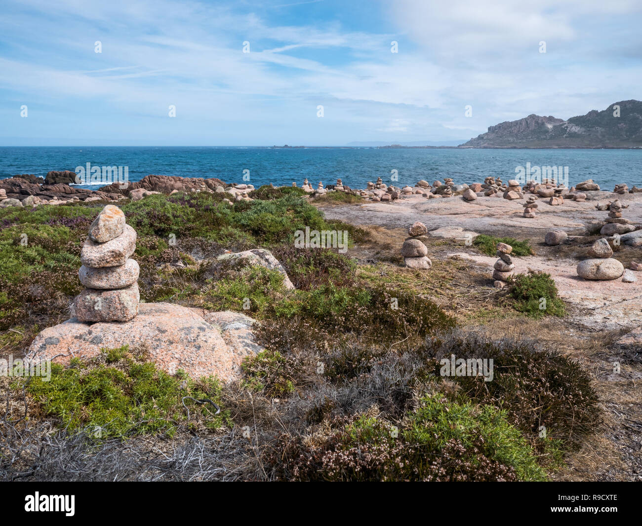 Un sacco di cairns/cumuli di pietre sulla spiaggia di Cabo do Trece accanto al Cimitero degli Inglesi, Camariñas, Galizia, Spagna Foto Stock