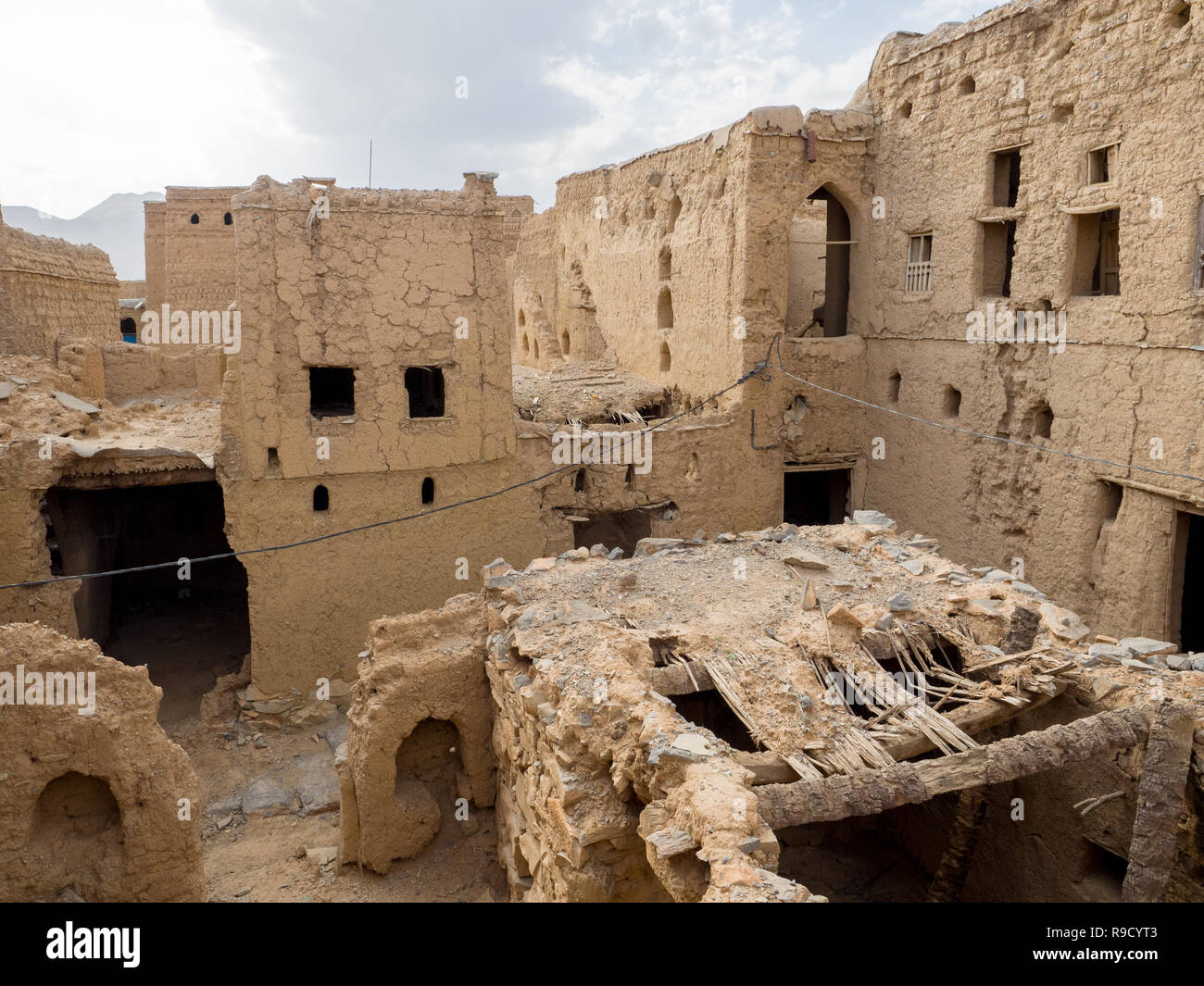 Vista panoramica di alcuni antichi mattoni di fango ospita le rovine di Al Hamra, Oman Foto Stock