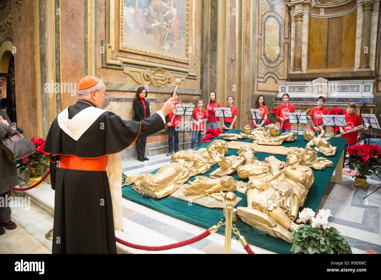 Roma, Italia. Xxi Dec, 2018. Il Cardinale Vicario di Roma, Angelo de Donatis benedire in legno scena della natività, realizzato agli inizi del XVII secolo da Giovan Battista Montano Credito: Matteo Nardone/Pacific Press/Alamy Live News Foto Stock