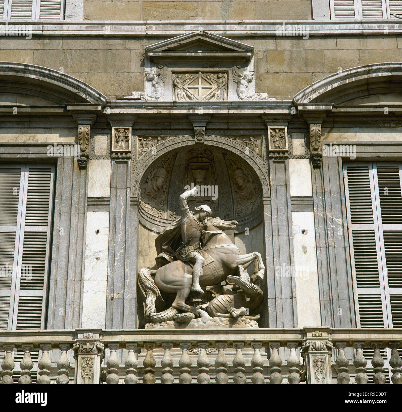 La scultura di San Giorgio, 1860 da Andreu Aleu (1832-1900). La scultura si trova in una nicchia, decorate con i busti dei tre deputati catalani. Nel centro, Frascesc Oliver de Boteller, fu abate di Santa Maria de Poblet (1583-1598). È stato nominato Presidente della Generalitat di Catalogna il 22 luglio 1587. Facciata del Palazzo Generalitat. Barcellona, in Catalogna, Spagna. Foto Stock