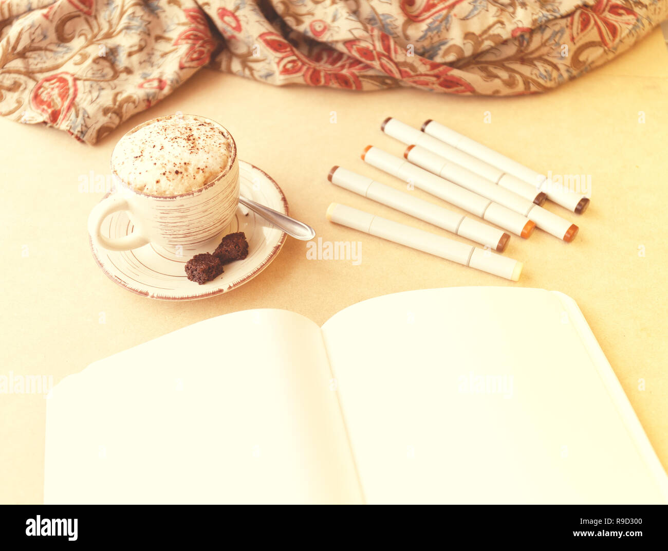 Aprire lo schizzo prenota, mazzo di marcatori artistico e Latte su un tavolo. Layout orizzontale Foto Stock