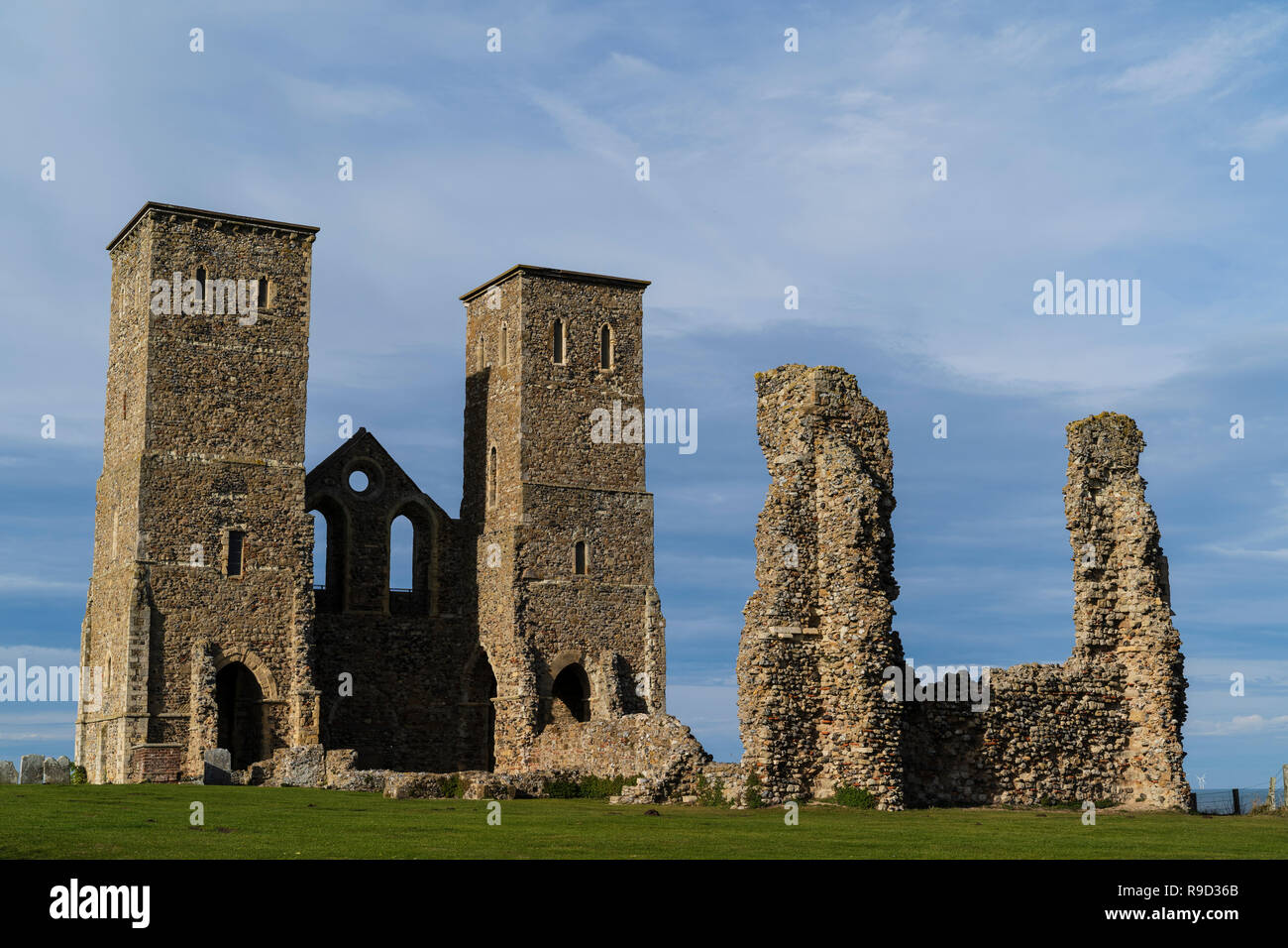 Anglosassone di rovine della chiesa Reculver torri gemelle su alla costa del Kent, Inghilterra. Cielo blu sullo sfondo. Foto Stock