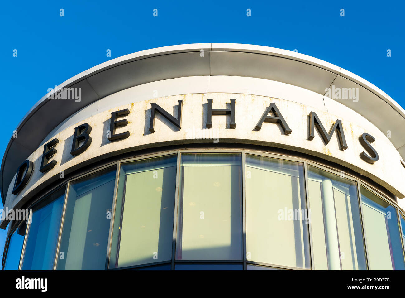 Westwood Cross shopping center. Debenhams segno sulla sommità del magazzino edificio contro il cielo blu sullo sfondo. Foto Stock