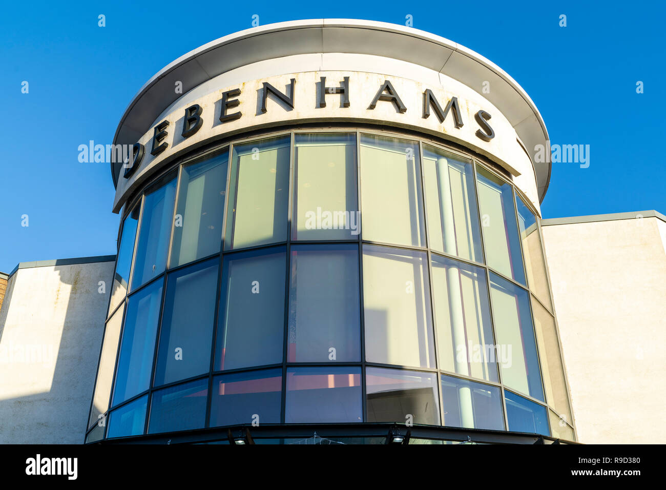 Westwood Cross shopping center. Debenhams segno sulla sommità del magazzino edificio contro il cielo blu sullo sfondo. Foto Stock