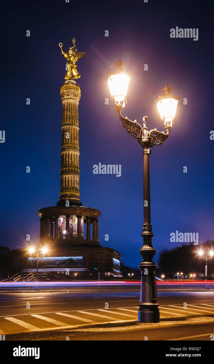 Berlino Illuminata La Colonna Della Vittoria Siegessaule Monumento Una Delle Principali Attrazioni Turistiche Di Berlino Di Notte Con Street Lampione In Primo Piano Il Tiergarten Foto Stock Alamy
